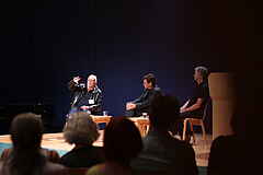 Johannes Stüttgen, Meisterschüler und engster Mitarbeiter von Joseph Beuys, im Gespräch mit Philip Ursprung, ETH Zürich, und Gerald Häfner. Foto Paul Stender