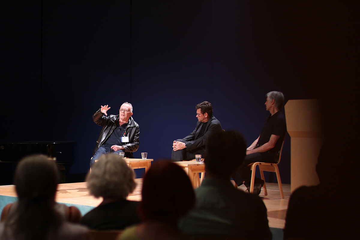 Johannes Stüttgen, Meisterschüler und engster Mitarbeiter von Joseph Beuys, im Gespräch mit Philip Ursprung, ETH Zürich, und Gerald Häfner. Foto Paul Stender